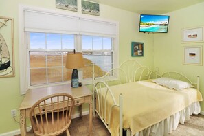 2 bedrooms, free WiFi - Bay Daze | Marsh Island Waterfront w/ Water Views in Every Room, Private Boat Dock & King Suites (Chincoteague Island)