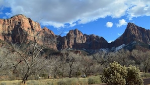 A mountainous landscape with a clear sky and sparse vegetation. - Bunkhouse 8A In Tranquil Environment (La Verkin)