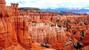 A vast canyon with prominent red rock formations and sparse vegetation. - Bunkhouse 5A Under Cottonwood Trees (La Verkin)