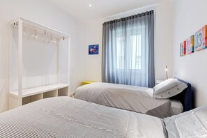 3 habitaciones, tabla de planchar con plancha y cuna de viaje 