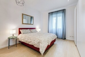 3 habitaciones, tabla de planchar con plancha y cuna de viaje 