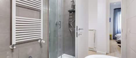 Shower, hair dryer, bidet, towels