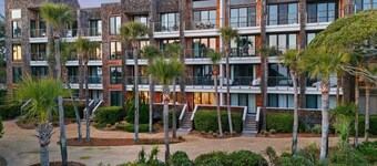 BEACHFRONT Kiawah Villa! 2BR Upscale, Modern! Great West Beach Location!