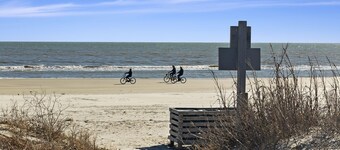 BEACHFRONT Kiawah Villa! 2BR Upscale, Modern! Great West Beach Location!