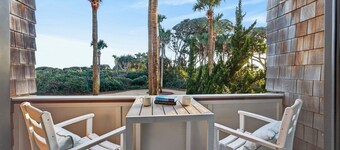 BEACHFRONT Kiawah Villa! 2BR Upscale, Modern! Great West Beach Location!