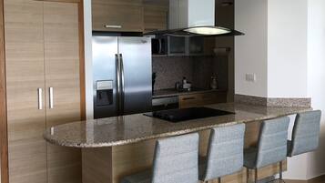 Refrigerador, microondas, horno y parrilla de estufa