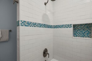 Bañera con ducha, bañera de hidromasaje, toallas