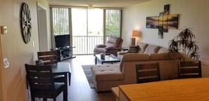 Een smart-tv, een computerscherm en een printer