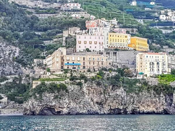 Un pueblo costero con edificios construidos en una ladera con vistas al mar.