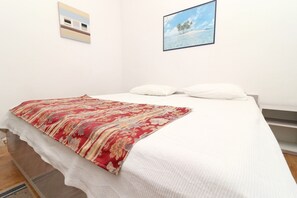 2 bedrooms, iron/ironing board, bed sheets