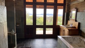 Haartrockner, Handtücher, Seife, Shampoo