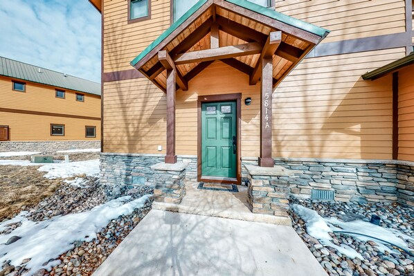 Exterior - Dog-friendly Townhouse on the River w/ Spacious Layout & Free WiFi (South Fork)