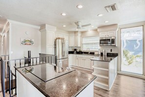 Unclassified image, 4 of 25, button