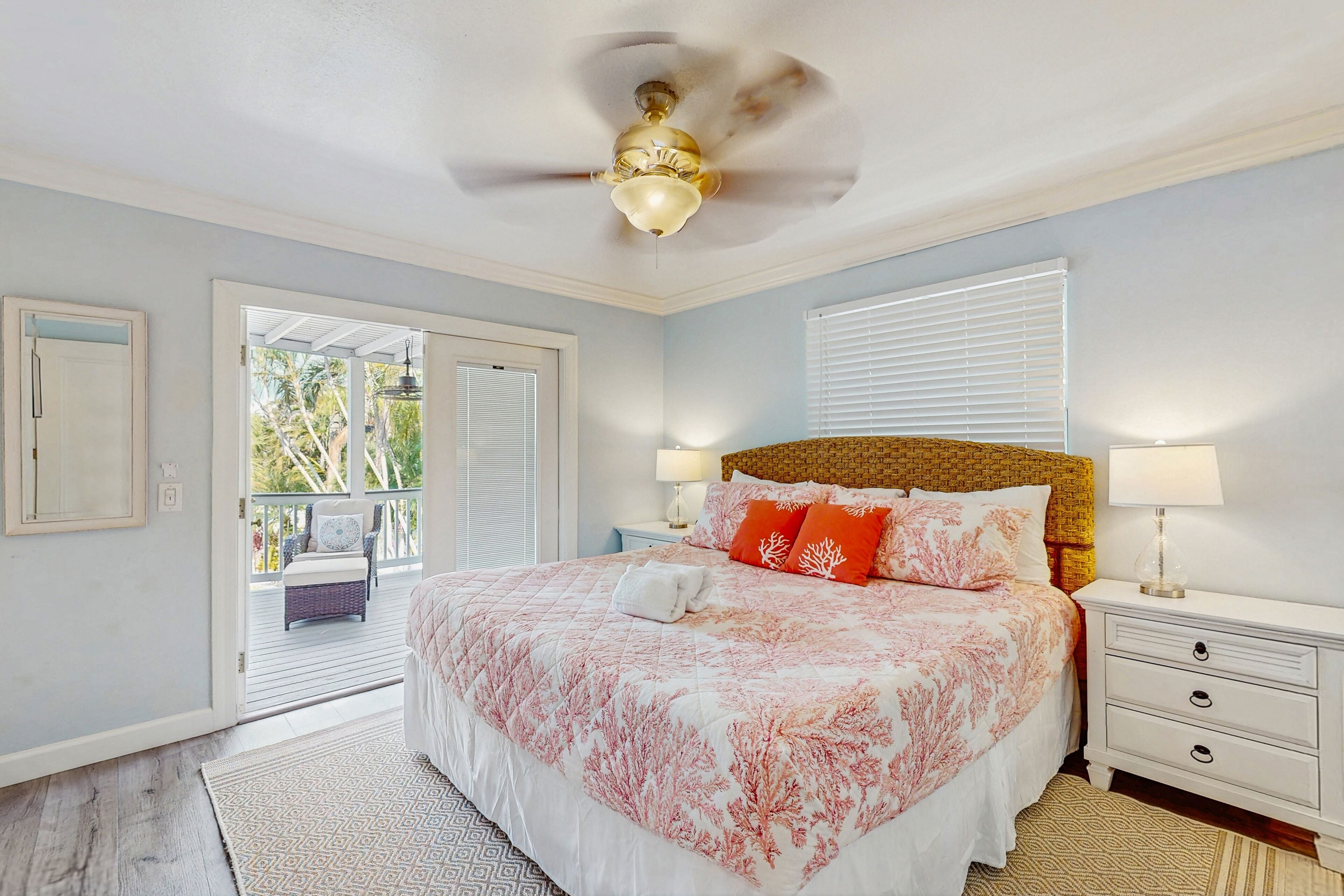 4 bedrooms, iron/ironing board, internet, bed sheets