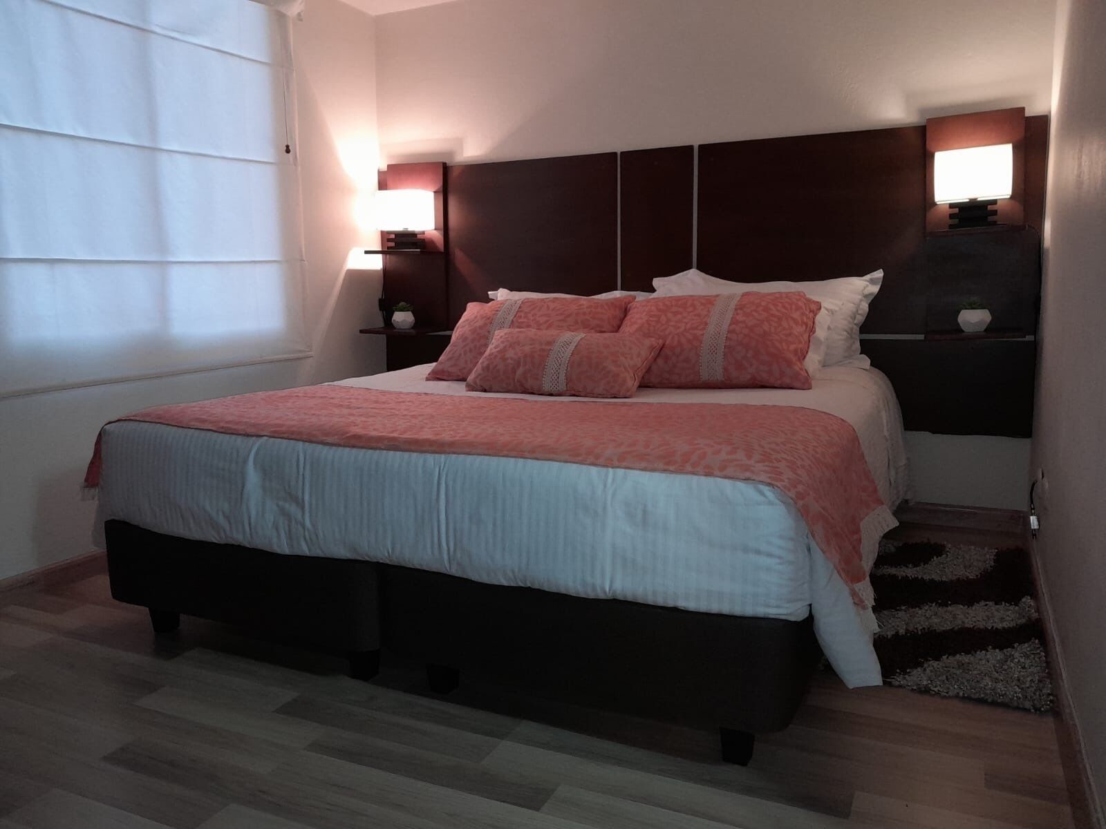 3 soveværelser, pengeskab på værelset, skrivebord, strygejern/strygebræt