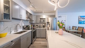 Suite de lujo, 4 habitaciones, para no fumadores, cocina | Cocina privada | Horno, lavavajillas, tostadora y licuadora