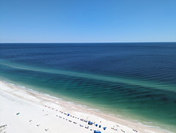 Rannalla, aurinkotuoleja