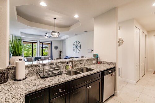 1st Floor 2 King Bd/2ba ~ Pool, Bikes, Beach, Golf, Baby Supplies, Walk Shops