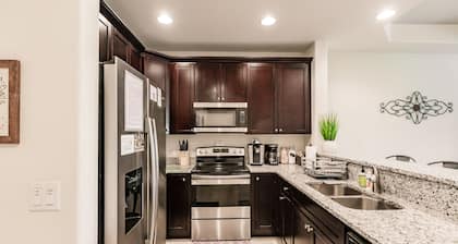 1st Floor 2 King Bd ~ Pool, Bikes, Beach, Golf, Baby Supplies, Walk Shops