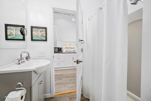 Sèche-cheveux, serviettes fournies