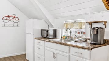 Refrigerador, microondas, horno y cafetera y tetera