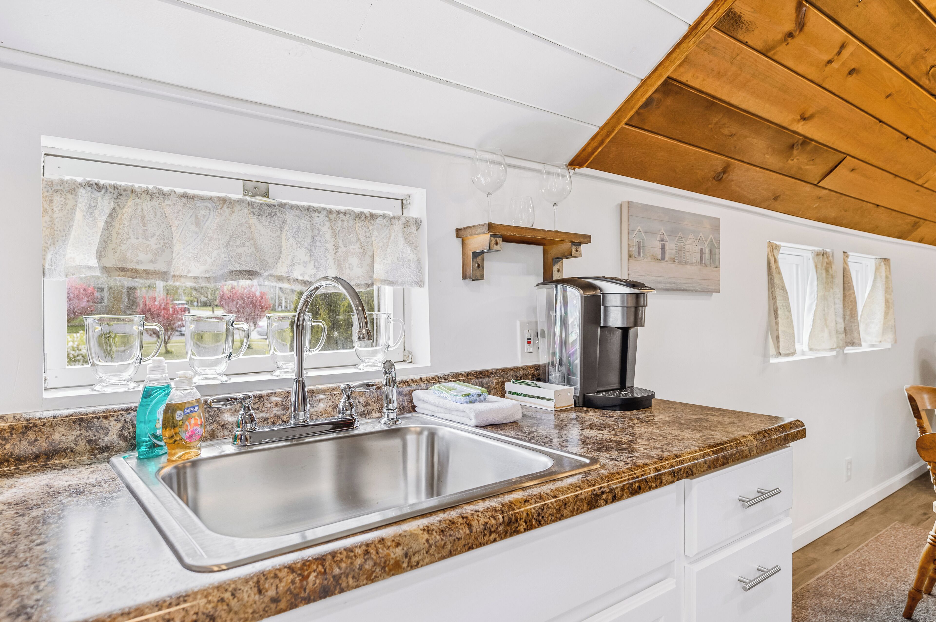 Refrigerador, microondas, horno y cafetera y tetera 