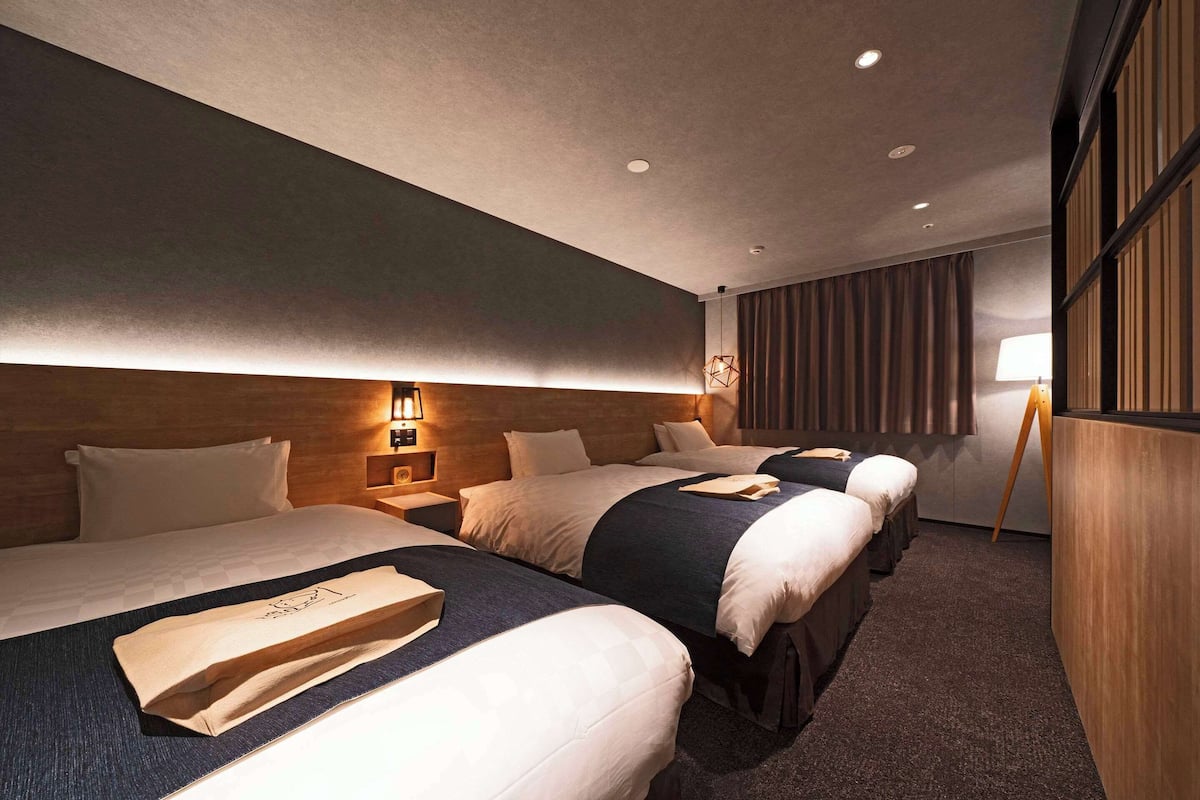 Suite, niet-roken (The Around Suite, Triple) | Een kluis op de kamer, individueel gedecoreerd, individueel gemeubileerd