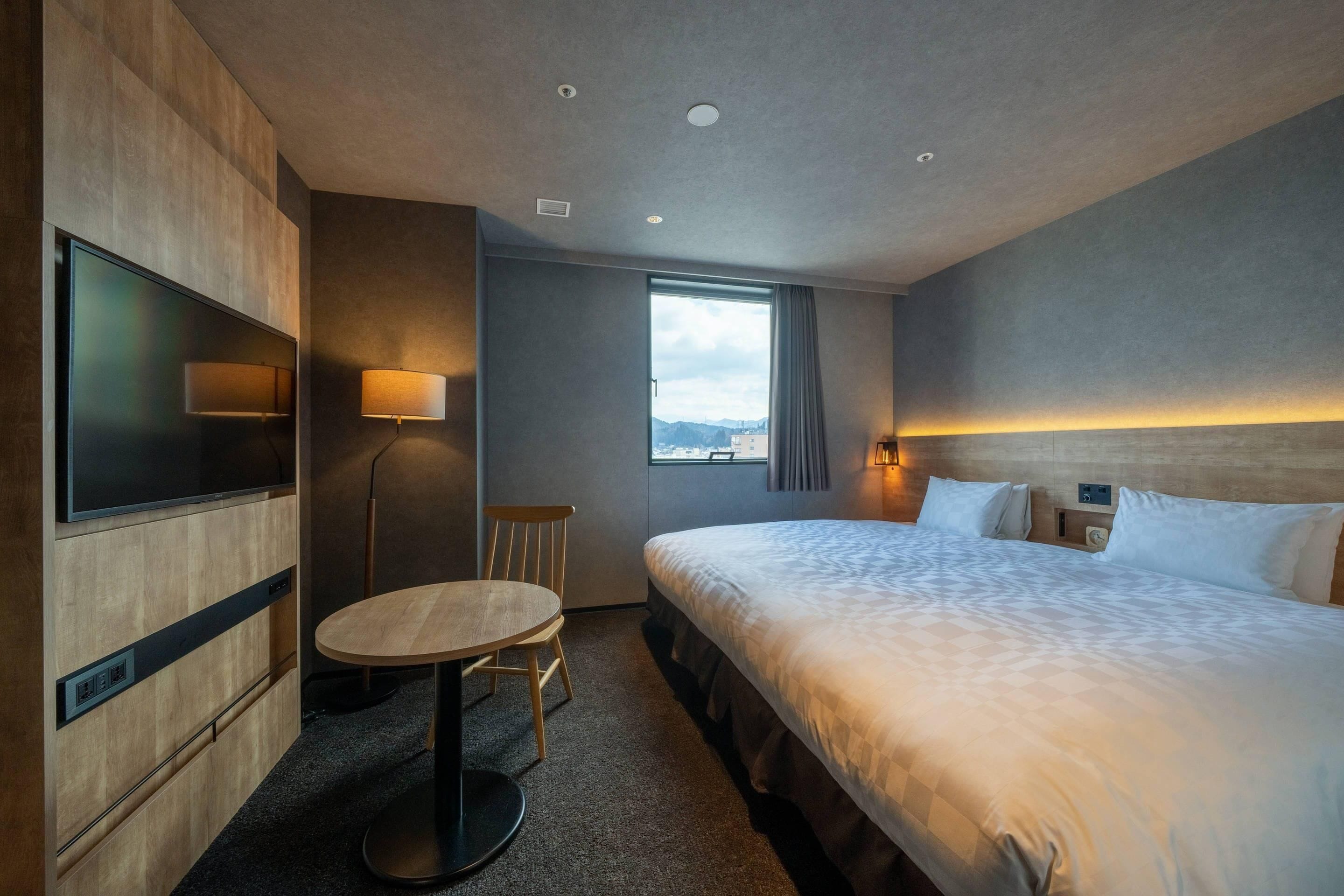 Wide King Room, Non Smoking | In-room safe, individually decorated, individually furnished, desk