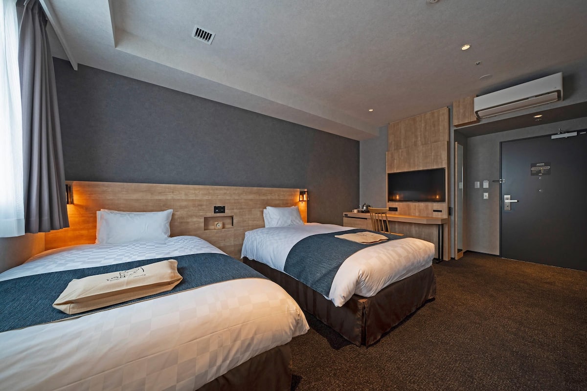 Universal Twin Room, Non Smoking | In-room safe, desk, laptop workspace, soundproofing