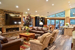 Una Smart TV, una chimenea, una impresora