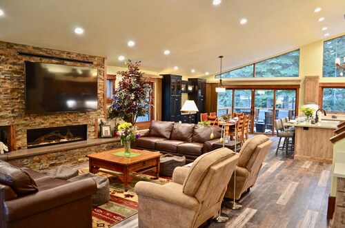North Star Cabin! 5 Beds - 5 Baths - 5 Stars!