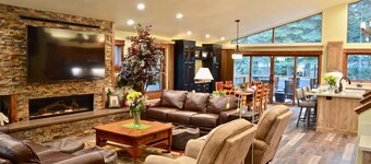 North Star Cabin! 5 Beds - 5 Baths - 5 Stars!
