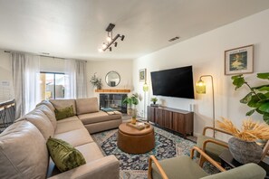 Televisor intel·ligent, llar de foc, futbolí i taula de tennis de taula 