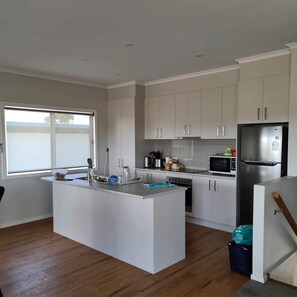 Réfrigérateur, micro-ondes, four, lave-vaisselle