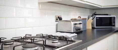 Réfrigérateur, four à micro-ondes, un four, grille-pain