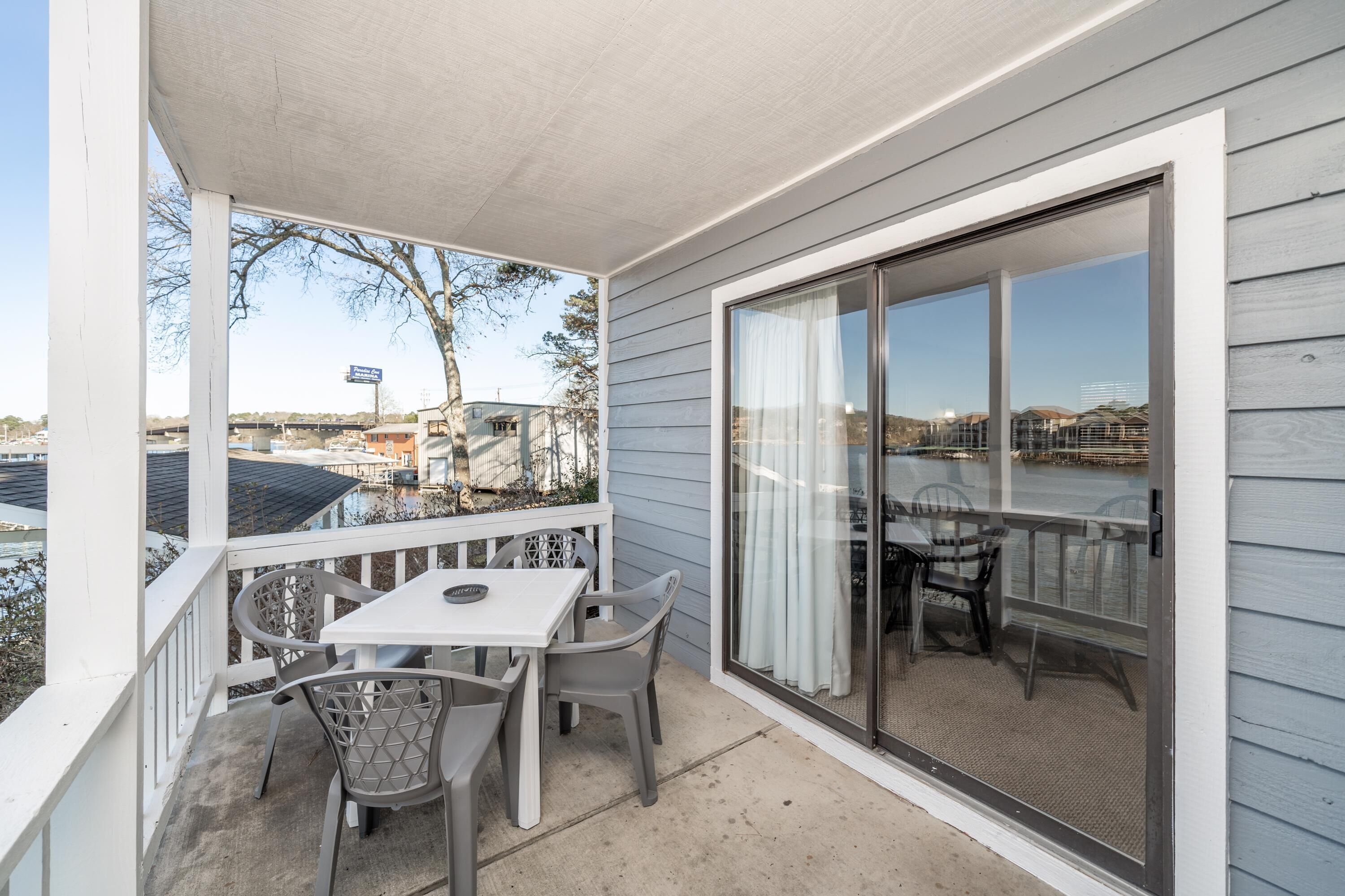 The Hamilton Lakefront Studio 22 - Upper Unit