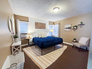 2 bedrooms, iron/ironing board, WiFi, bed sheets - Whitehouse Cottage - 2BR Family Retreat Near Trails (Ironwood)