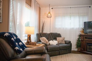 Smart TV, fireplace - Whitehouse Cottage - 2BR Family Retreat Near Trails (Ironwood)