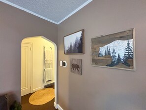 Interior - Whitehouse Cottage - 2BR Family Retreat Near Trails (Ironwood)