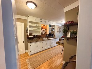 Fridge, microwave, oven, stovetop - Whitehouse Cottage - 2BR Family Retreat Near Trails (Ironwood)