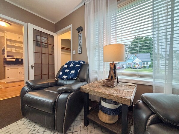 Smart TV, fireplace - Whitehouse Cottage - 2BR Family Retreat Near Trails (Ironwood)