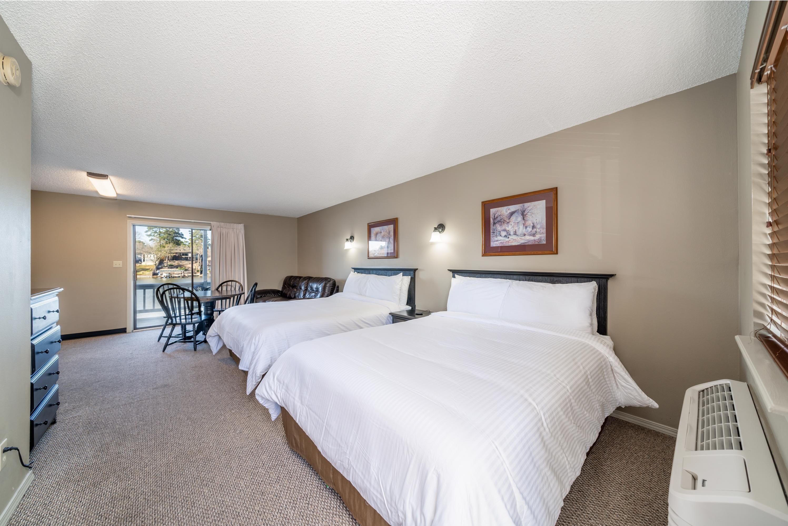 Enjoy the lake view from this comfortable studio!