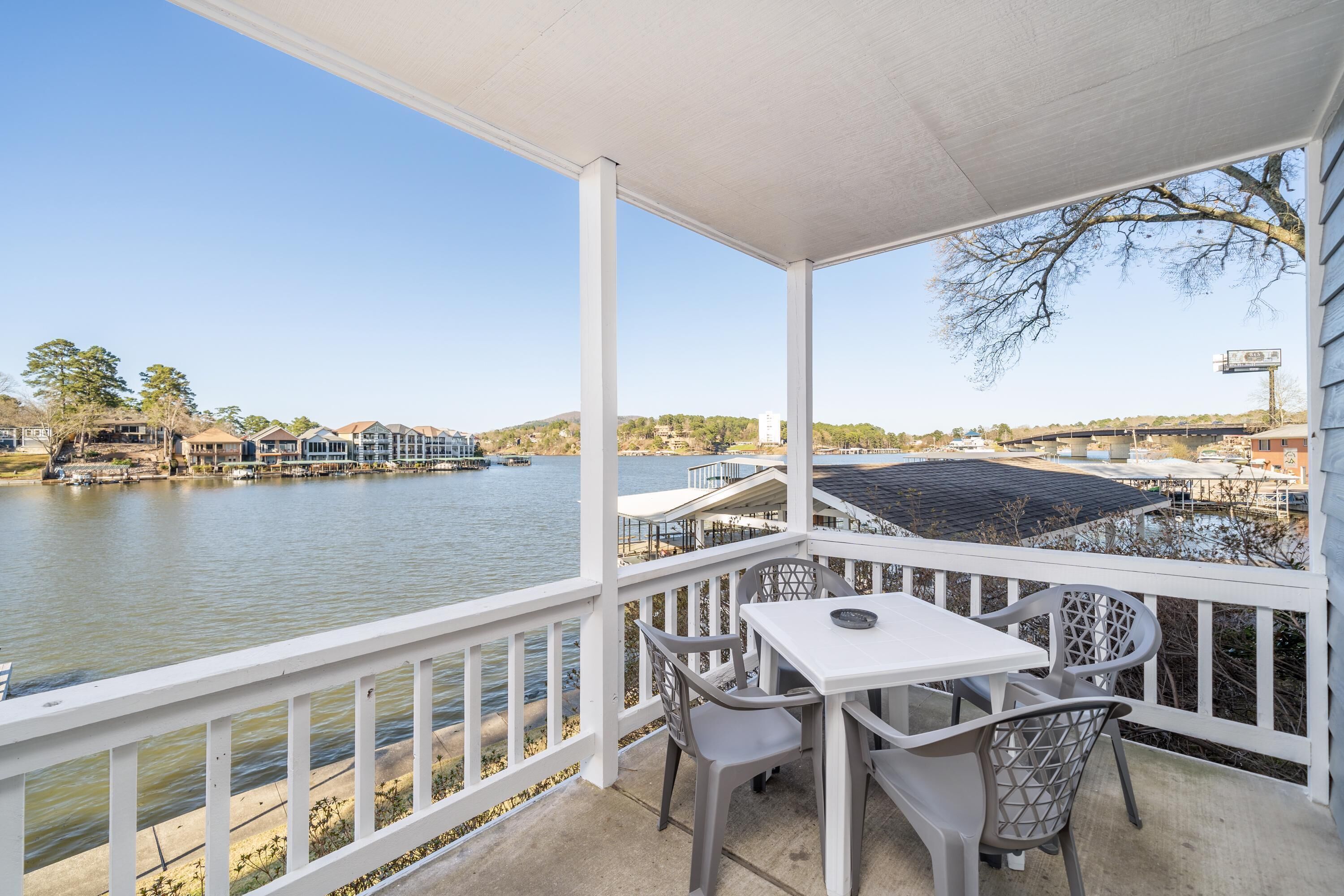 The Hamilton Lakefront Studio 17 - Upper Unit