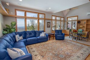 Televisión, chimenea y futbolito 