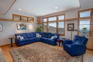 Télévision, cheminée, baby-foot