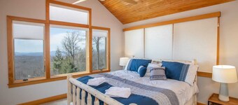 Pet-friendly Lodge near Hiking & Skiing