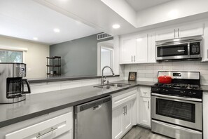 Kühlschrank, Mikrowelle, Ofen, Geschirrspüler