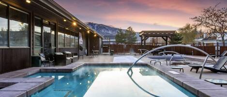 Utendørsbasseng og et oppvarmet basseng