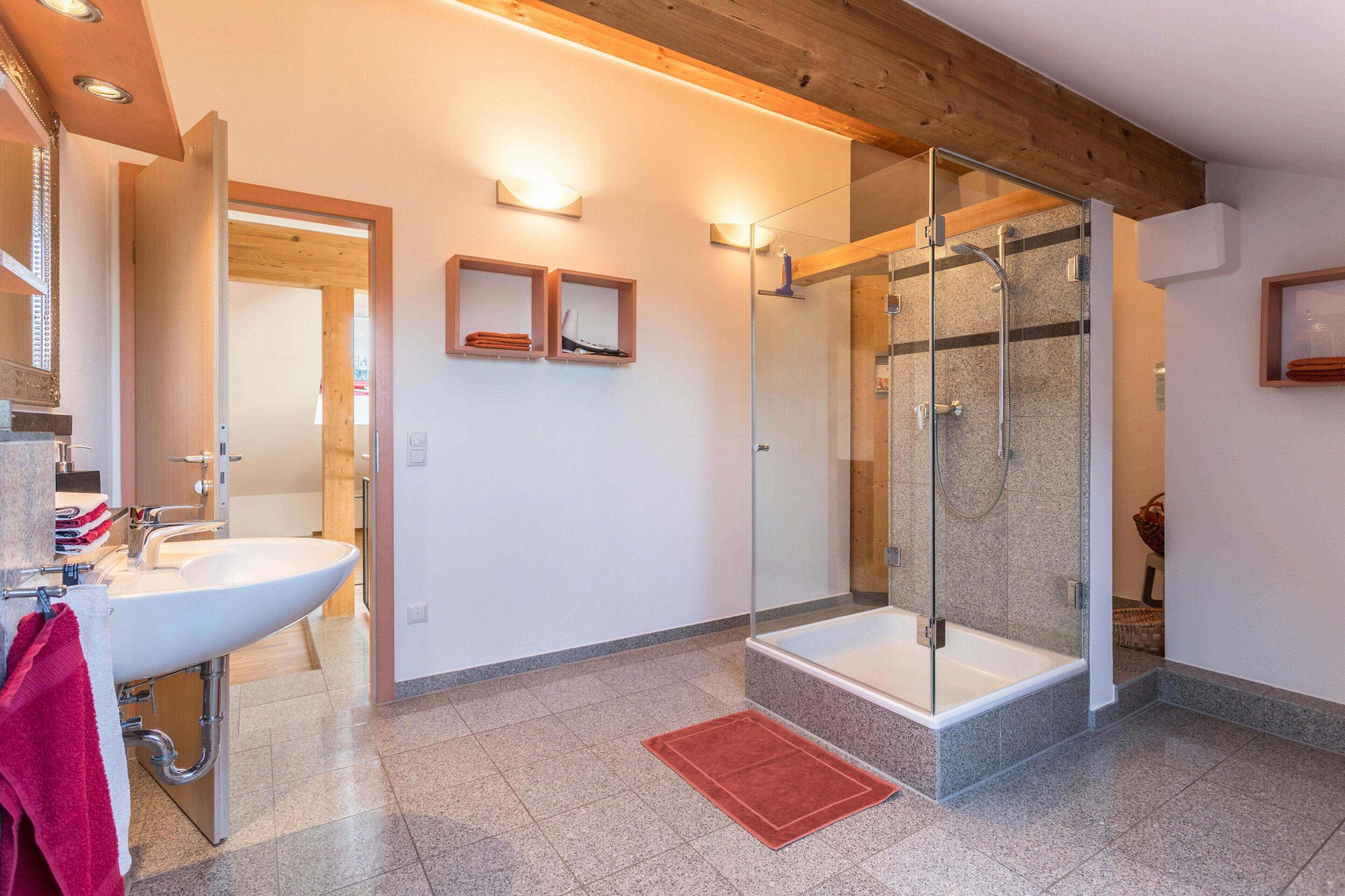 Badewanne, kostenlose Toilettenartikel, Haartrockner, Handtücher