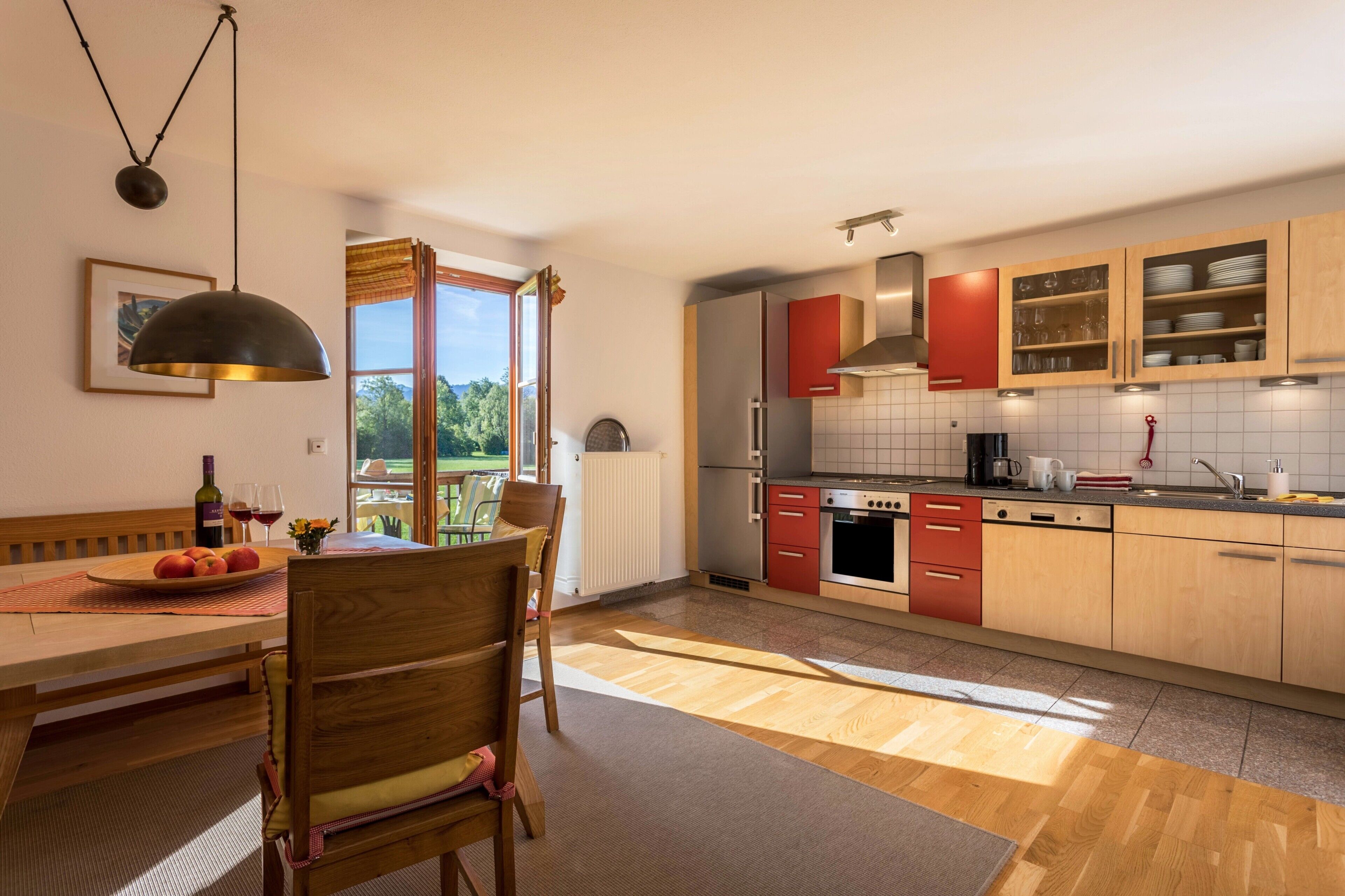 Een koelkast, een oven, een kookplaat, een vaatwasser